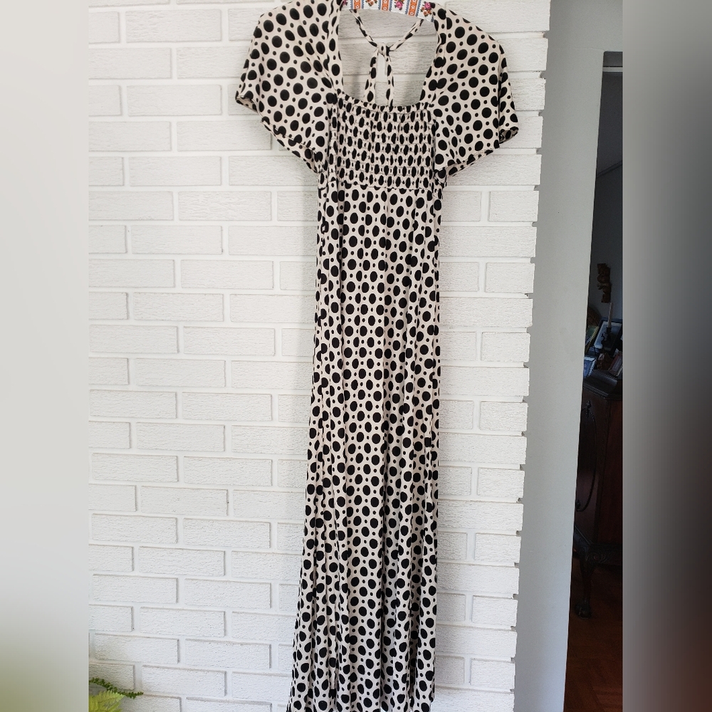 Adorable 70s polkerdot dress with flutter sleeves